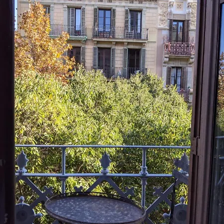 Period Luxury Apartment In Barcelona Prime Location With Street View דירה ברצלונה