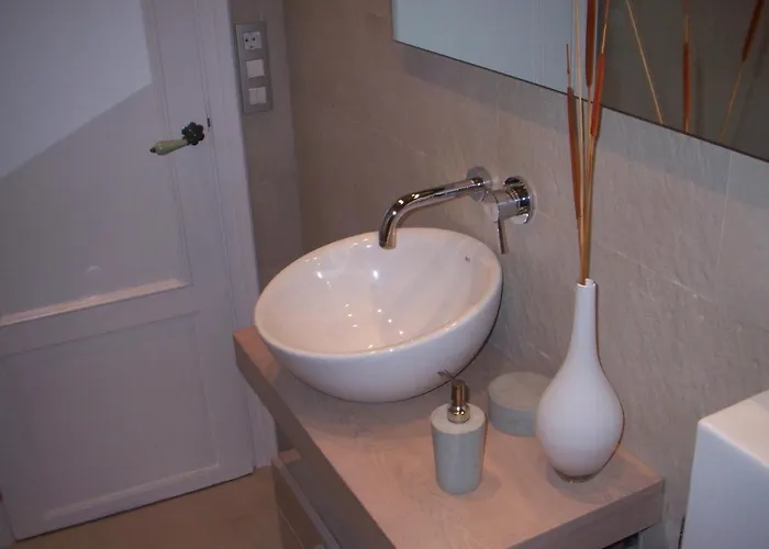 Period Luxury Apartment In Barcelona Prime Location With Street View דירה ברצלונה