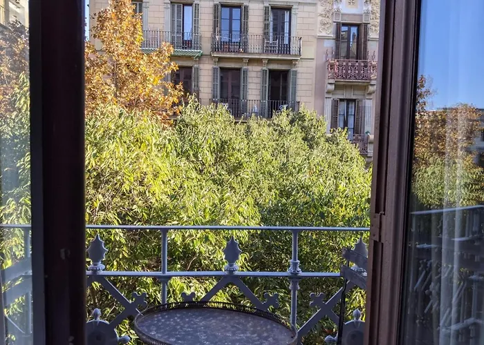 Period Luxury Apartment In Barcelona Prime Location With Street View דירה ברצלונה