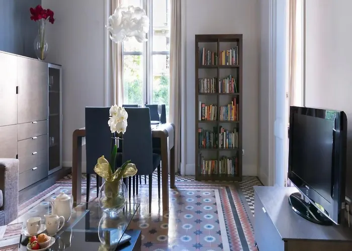 Period Luxury Apartment In Barcelona Prime Location With Street View דירה