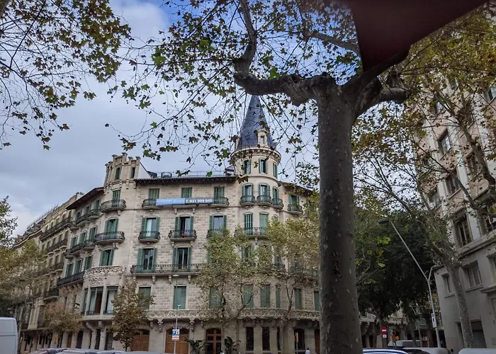 Period Luxury Apartment In Barcelona Prime Location With Street View דירה ברצלונה